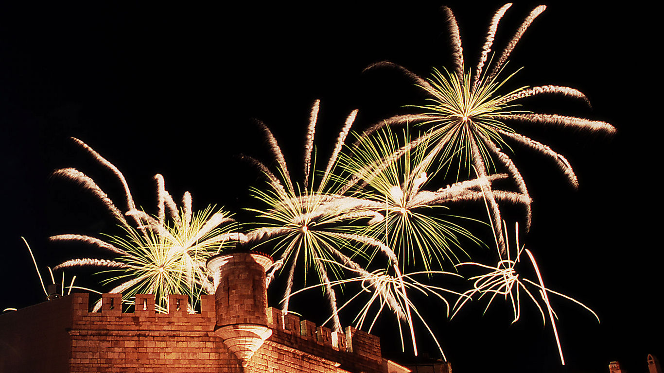 Fireworks #11 - 1366x768