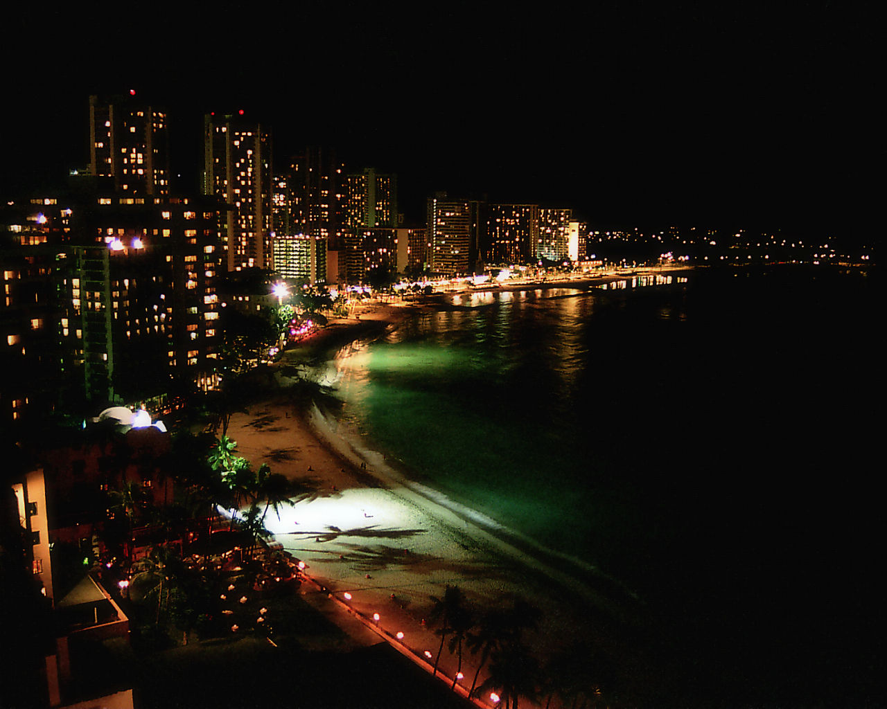 Night view of Waikiki - 1280x1024