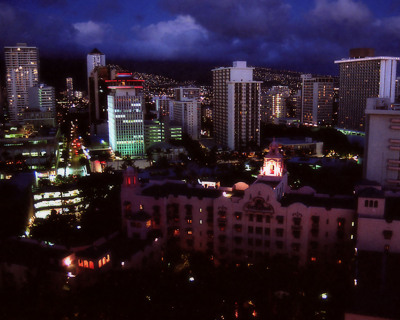 Night view of Honolulu - 1280x1024