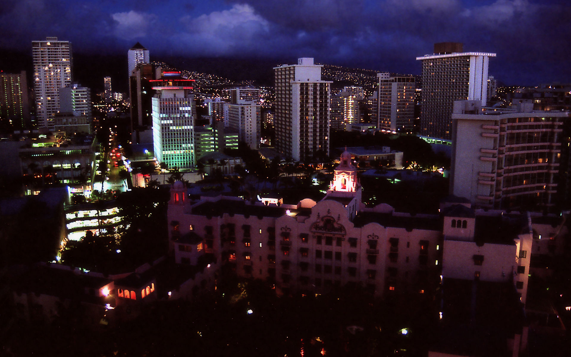 Night view of Honolulu - 1920x1200